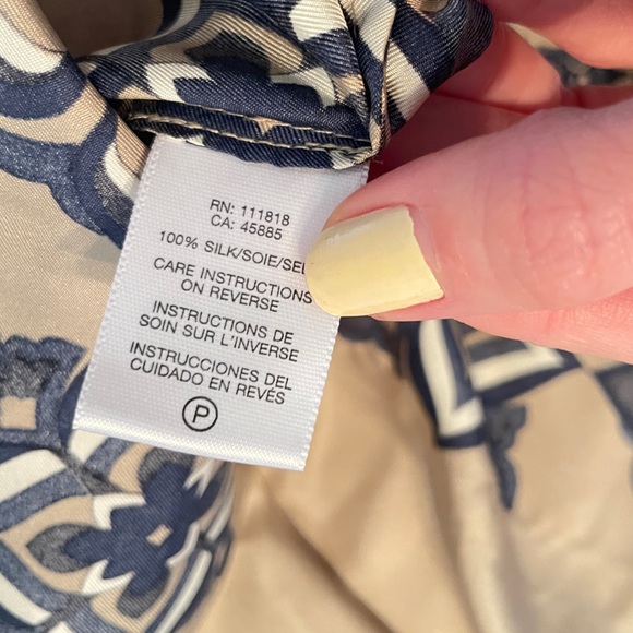 MICHAEL Michael Kors Size 1X Beige Blue Short Sleeve Blouse 100% Silk - Picture 9 of 10